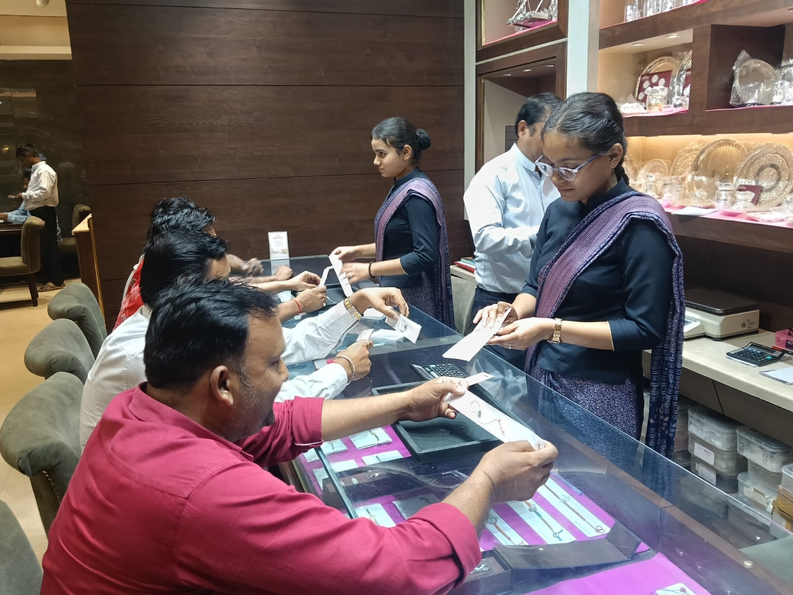 नगर के एक आभूषण की दुकान पर चांदी के राखियों की खरीदारी करते लोग।संवाद