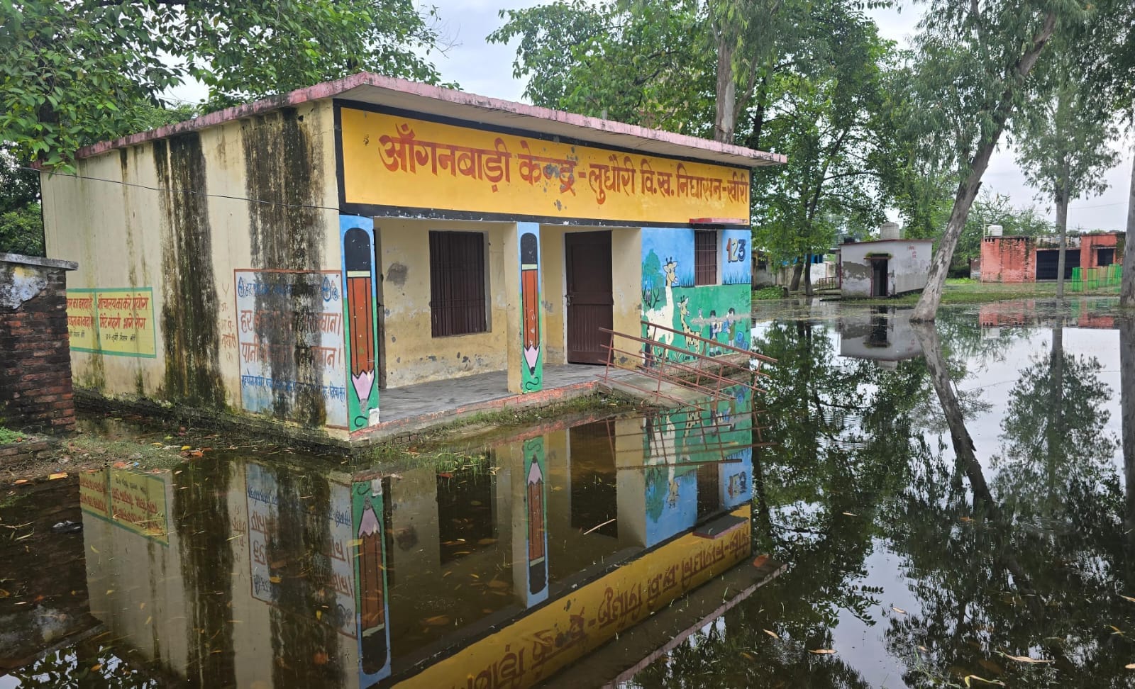 निघासन के लुधौरी गांव का जलमग्न आंगनबाड़ी केंद्र। संवाद