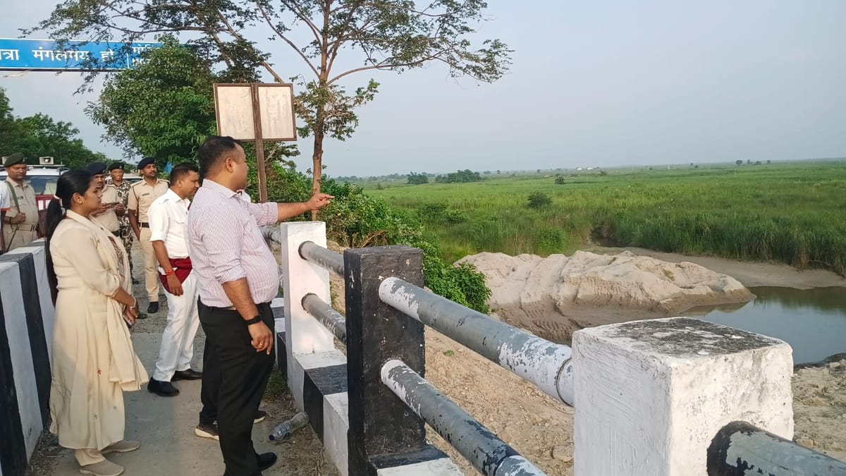 बिहार: गंडक के बढ़ते जलस्तर को लेकर प्रशासन अलर्ट, ADM आपदा व एसडीओ ने संवेदनशील क्षेत्रों का किया निरीक्षण