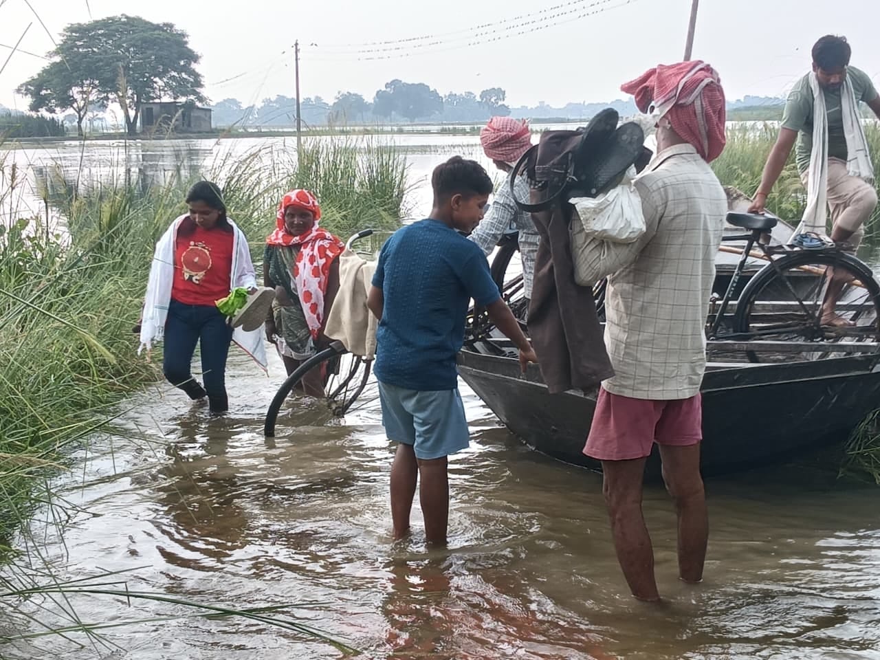 नाव से आते - जाते लोग। संवाद