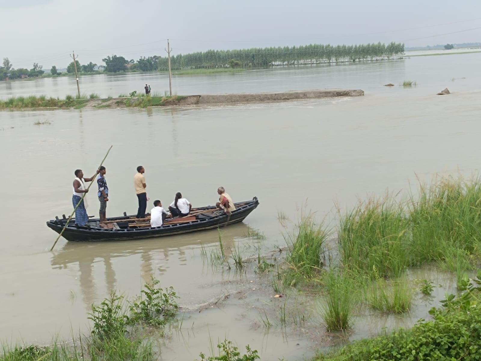 नाव से जाते सियरकला के ग्रामीण। संवाद