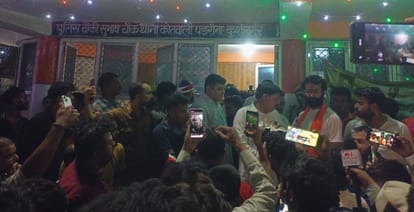 नवजात की मौत के बाद पडरौना शहर के सुभाष चौक पुलिस चौकी पर जुटी लोगों की भीड़।स्रोत-सोशल मीडिया