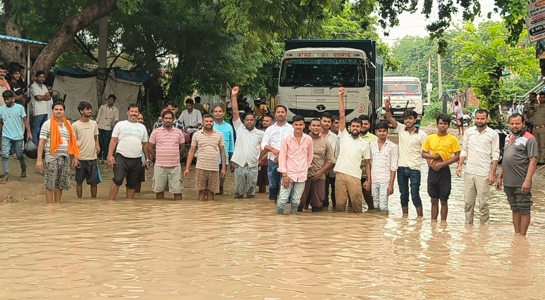 Waterlogging stretches for two kilometers; traders staged a protest by standing in the middle of the road.