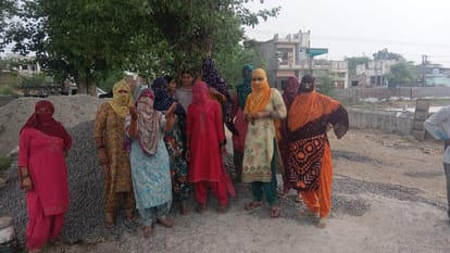 नियाना के जलघर परिसर में प्रदर्शन करतीं महिलाएं। 