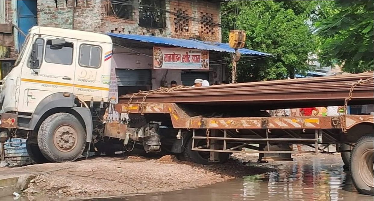 Trailer truck stuck at Manas Nagar crossing; traffic jam lasted eight hours.