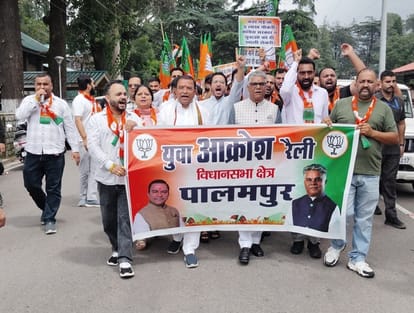पालमपुर आक्रोश रैली में भाग लेते राजीव भारद्वाज, त्रिलोक कपूर व अन्य। संवाद
