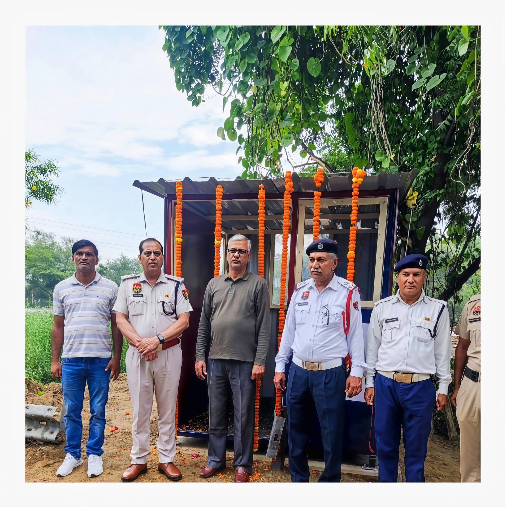 पुलिस बूथ का उद्घाटन करते डीएसपी ट्रैफिक पवन कुमार