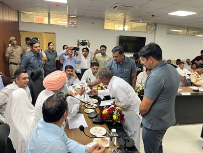 पानी निकासी को लेकर शिकायतकर्ता को पास बुलाकर शिकायत सुनते कृषि मंत्री श्याम सिंह राणा। संवा