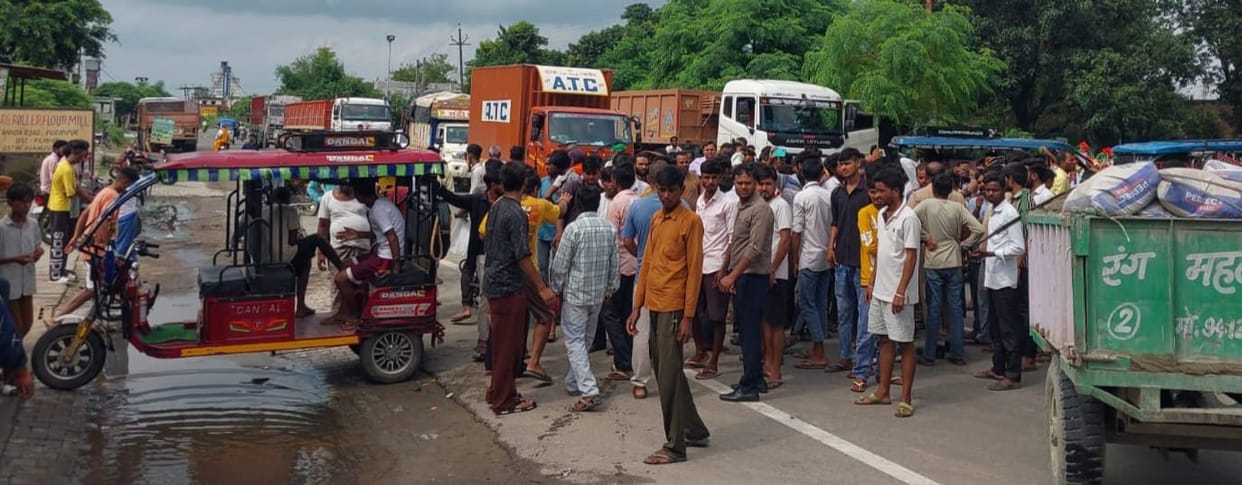 Protest held on Banda Highway; traffic jam ensued.