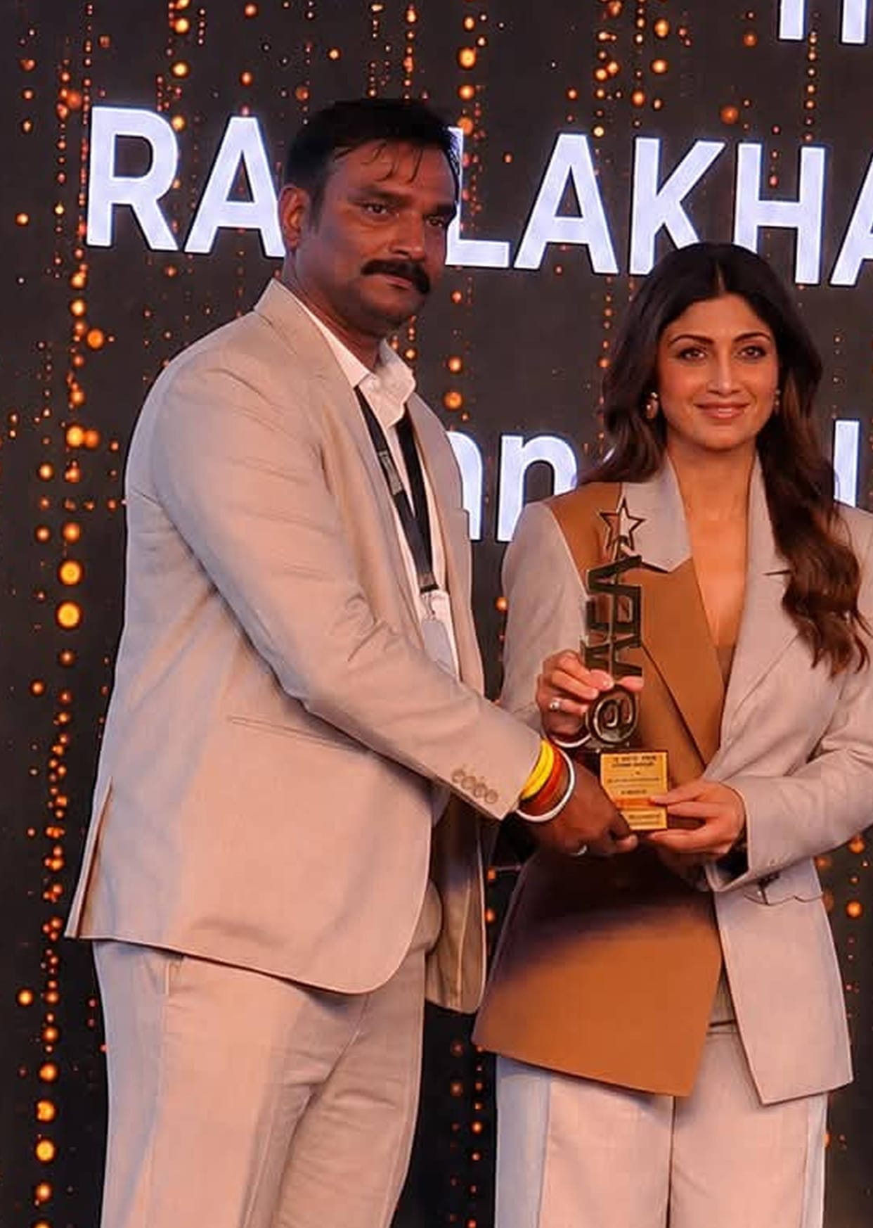 Shilpa Shetty presented the National Excellence Award to Paritosh Gupta