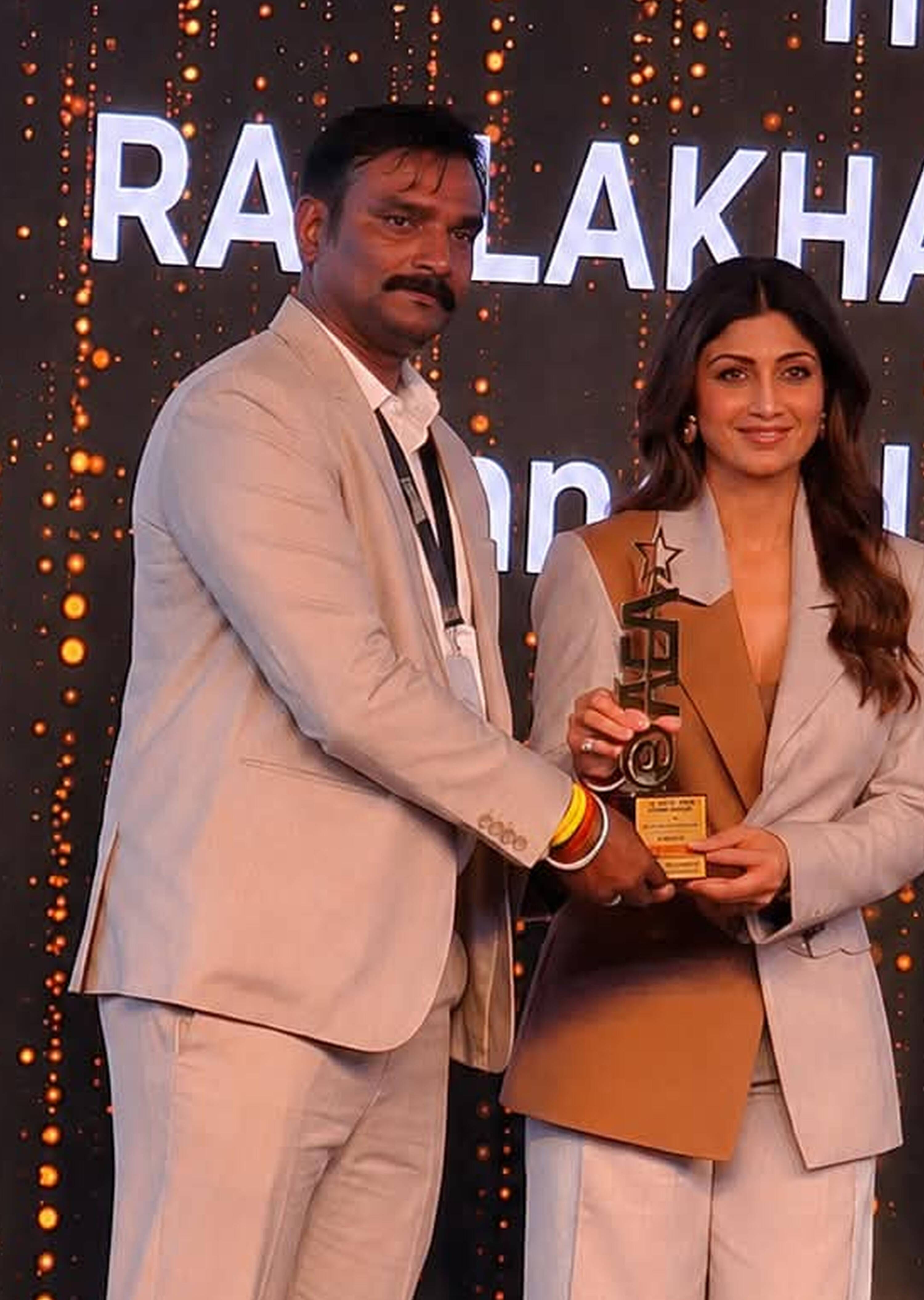  परितोष गुप्ता को सम्मानित करतीं शिल्पा शेट्टी। स्रोत- स्वयं 