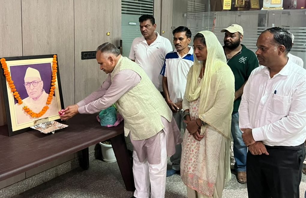 Mayor pays tribute to Chaudhary Bansi Lal on his birth anniversary.