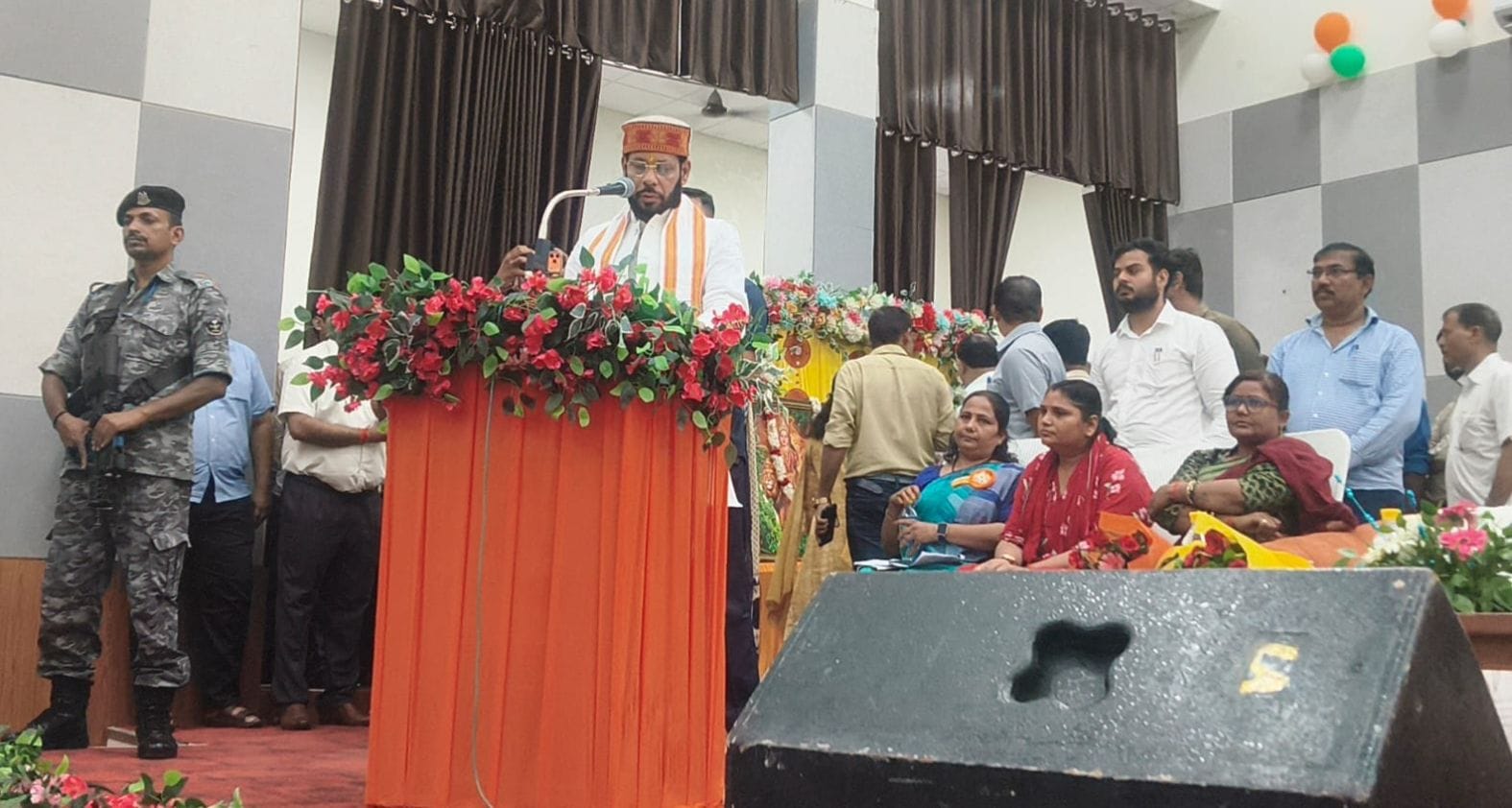परिवहन निगम की ओर से पं. राम नरेश त्रिपाठी सभागार में आयोजित कार्यक्रम को संबोधित करते खाद्य ए