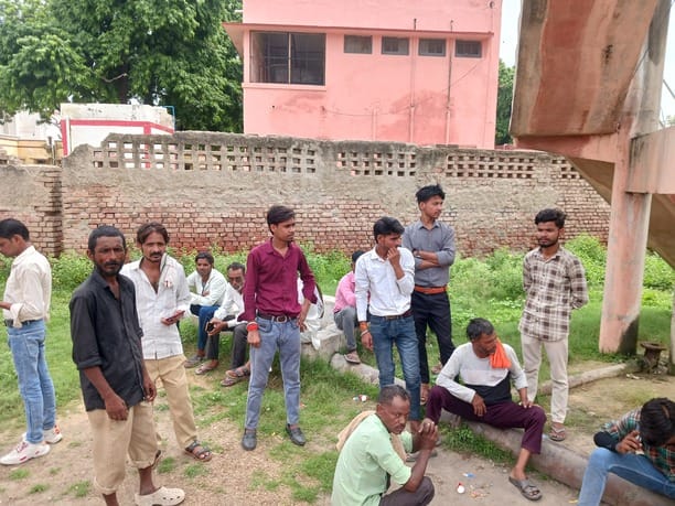 Father dies in collision between tempo and e-rickshaw; daughter, son-in-law, and son injured.