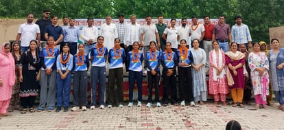 पदक विजेता खिलाड़ियों के साथ अध्यापक व एसएमसी सदस्य। विभाग