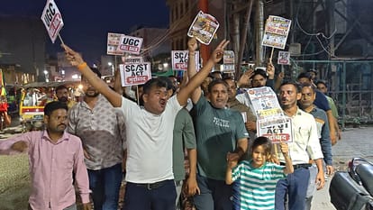 पैदल मार्च निकालते सवर्ण समाज के पदाधिकारी।