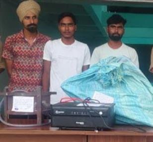 पढ़ुआ पुलिस की गिरफ्त में चोर। स्रोत : पुलिस 