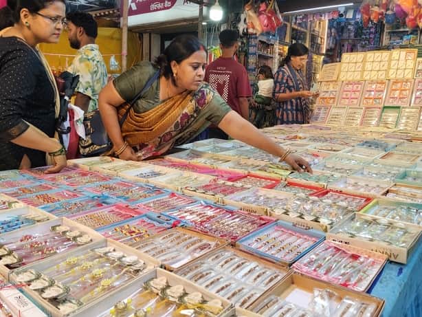 राखी खरीदती महिलाएं,दुकान में सजी मिठाइयां