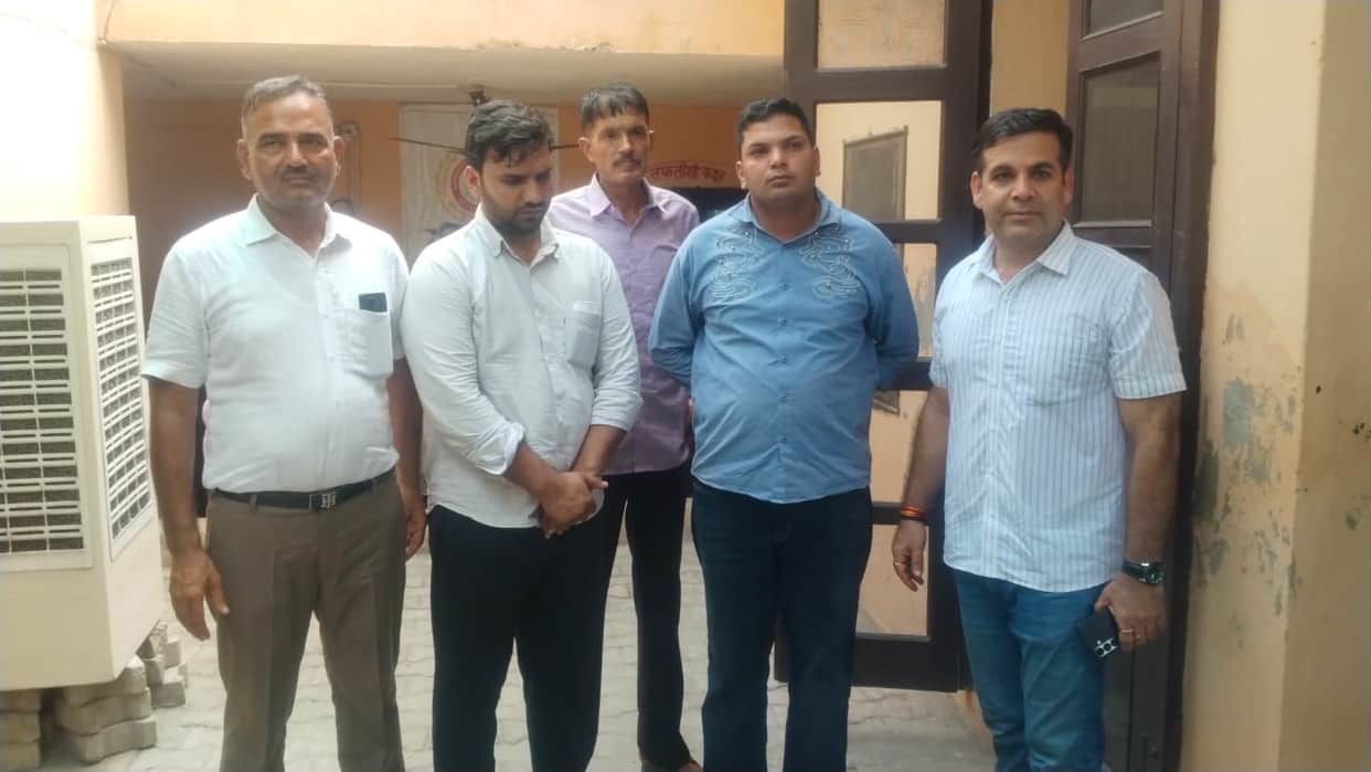 Patwari and his associate break strike to accept a bribe; arrested red-handed while taking