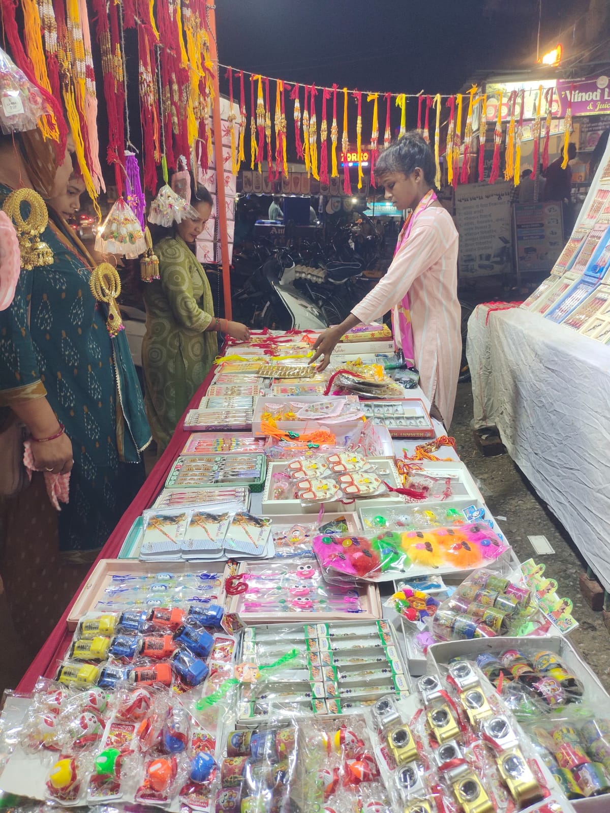 Basti News: राखियों से सजे बाजार, बच्चों को म्यूजिक और कार्टून वाली पसंद