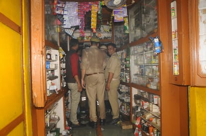 सुभाष गंज में गर्ग मेडीकल स्टोर में लगी आग की जांच करती पुलिस। संवाद
