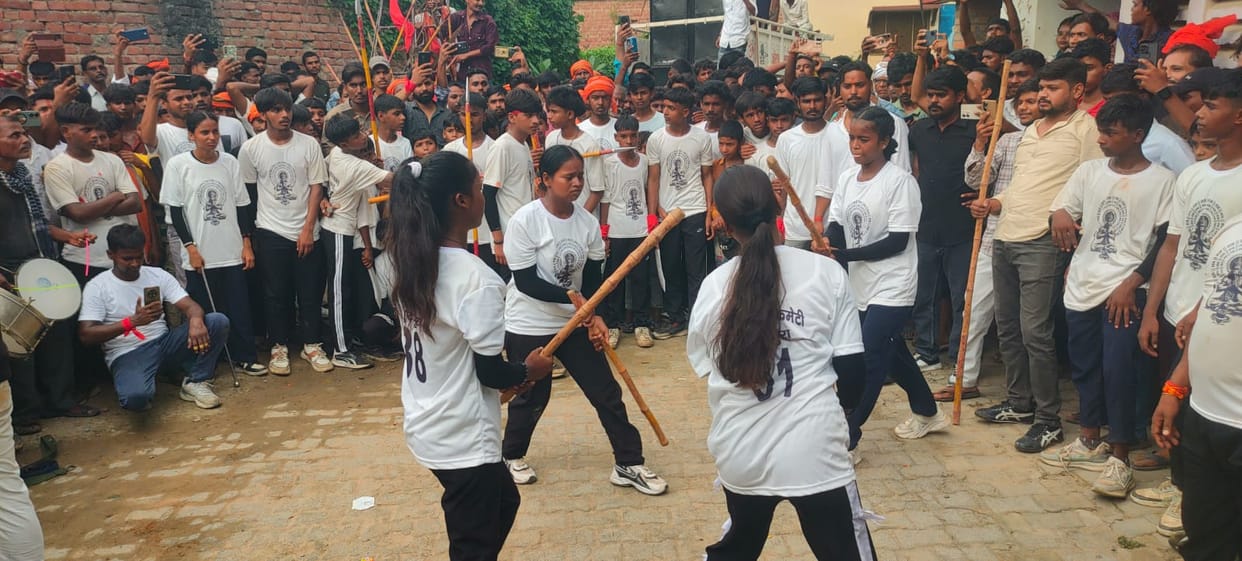 'Mahaviri Jhanda' procession reverberates with chants of 'Jai Shri Ram