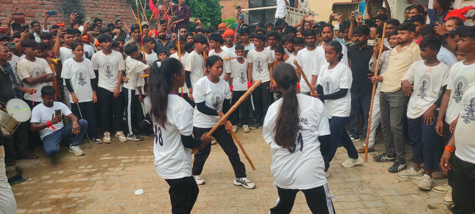 सुखपुरा कस्बा के सुनरसती पोखरा स्थित हनुमान मंदिर से निकाली गई महावीरी झंडा जुलूस में करतब