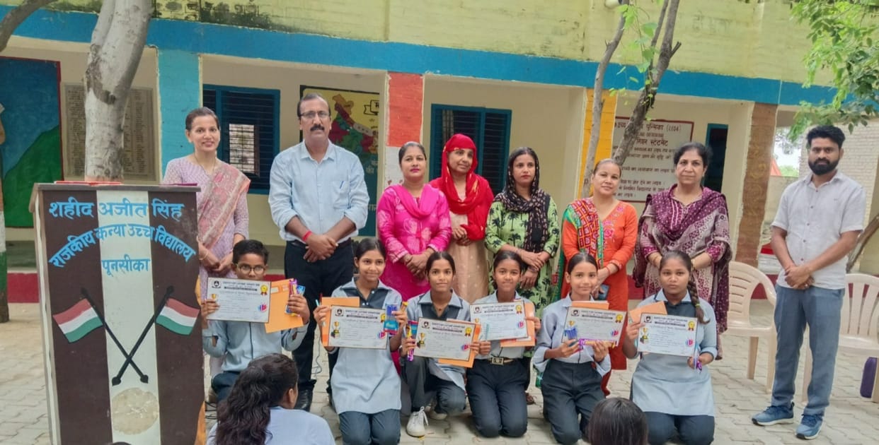 Winning students of Hindi Fortnight felicitated.