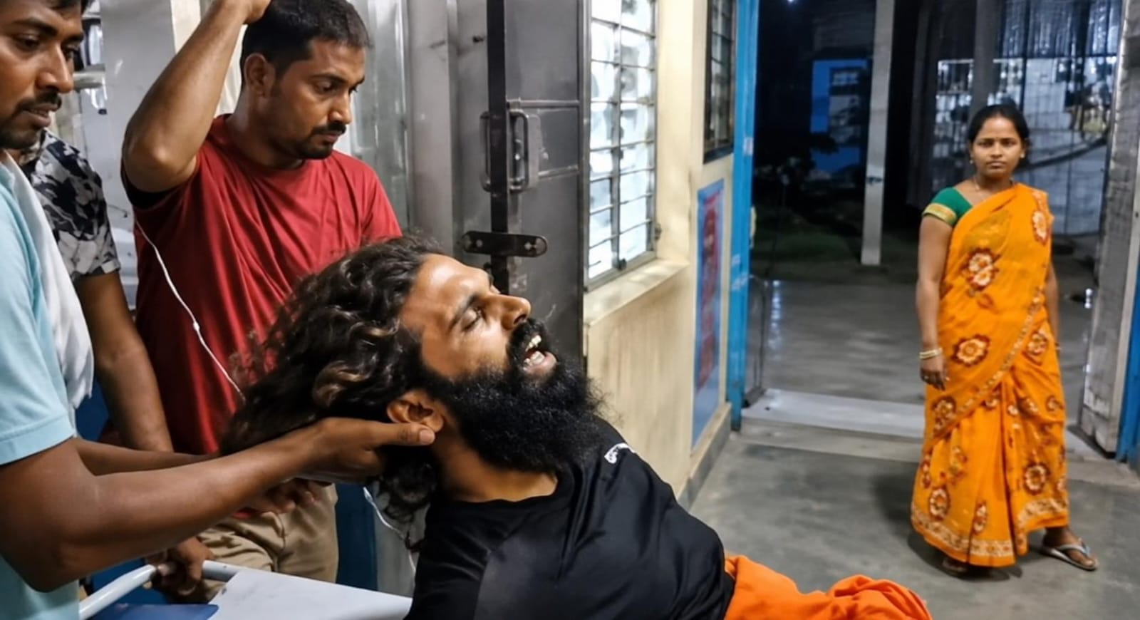 समस्तीपुर: महथी गांव में बदमाशों की गोलियों से घायल हुआ युवक।