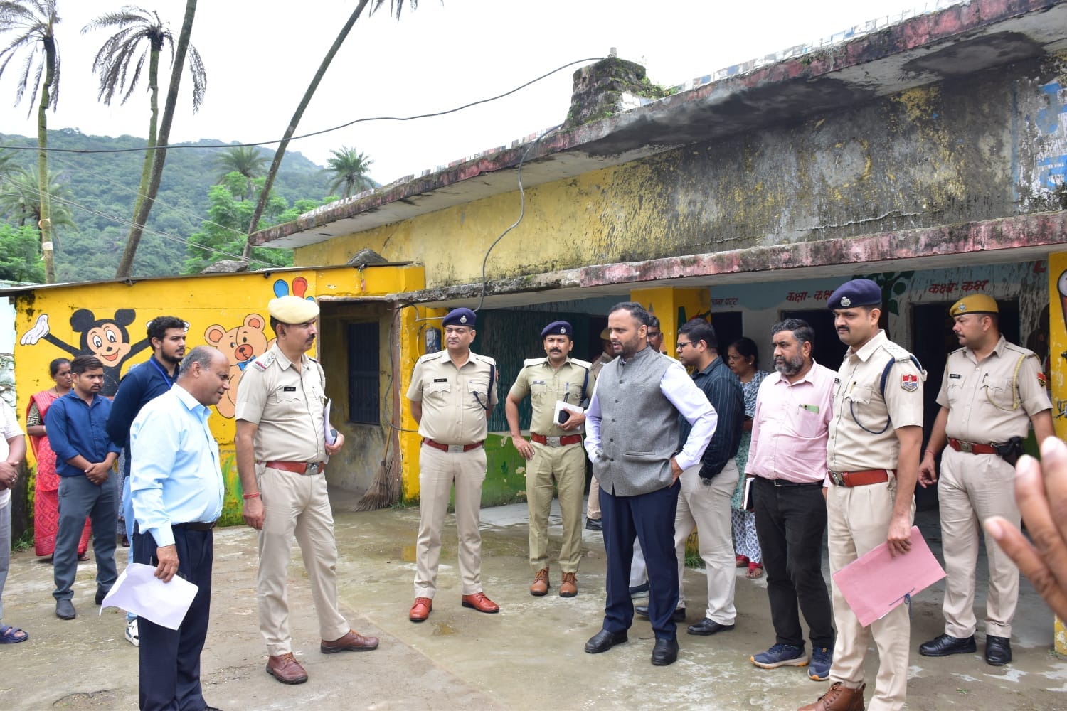 जिला निर्वाचन अधिकारी ने विभिन्न मतदान केंद्रों एवं स्ट्रांग रूम का निरीक्षण किया।