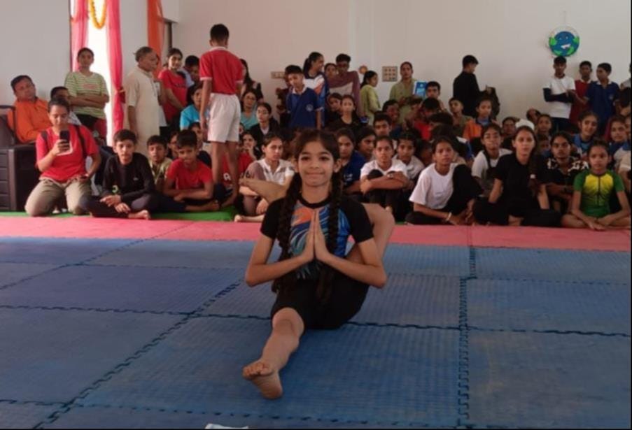 सरस्वती बालिका इंटर कॉलेज में क्षेत्रीय योग प्रतियोगिता में प्रतिभाग करती छात्रा। संवाद