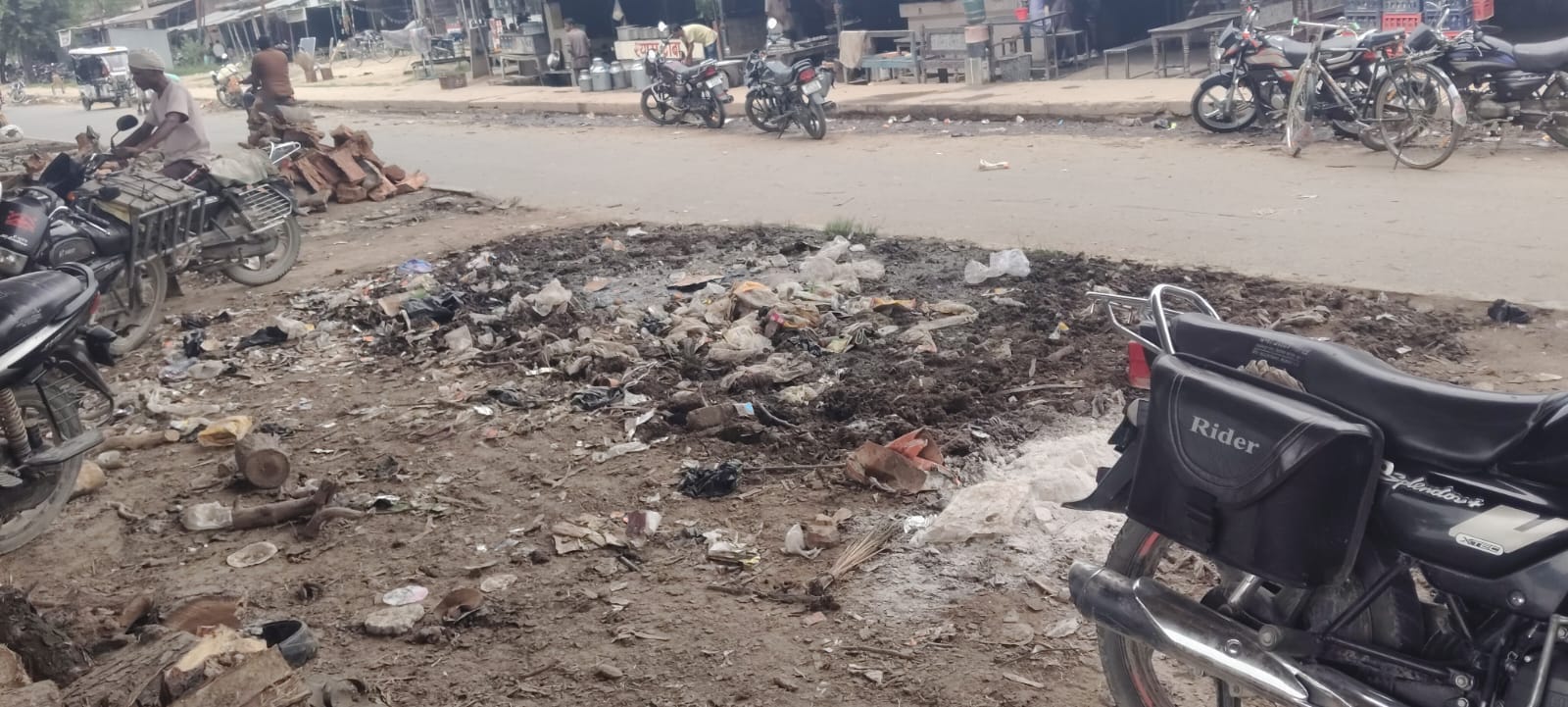 सिसैया चौराहे पर दुकान के सामने फैली गंदगी। संवाद