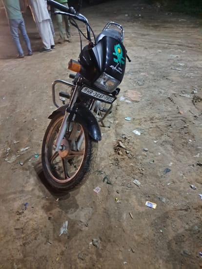 सड़क पार कर रहे अधेड़ को कार ने मारी टक्कर... संबंधित फोटो इसी बाइक पर सवार होकर बिलासपु