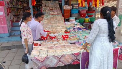 शहर के जवाहर चौक में राखियों से सजीं दुकानें। 