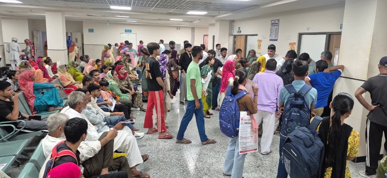 शहर के मेडिकल कॉलेज में  चिकित्सक कक्ष के बाहर लगी  मरीजों की भीड़