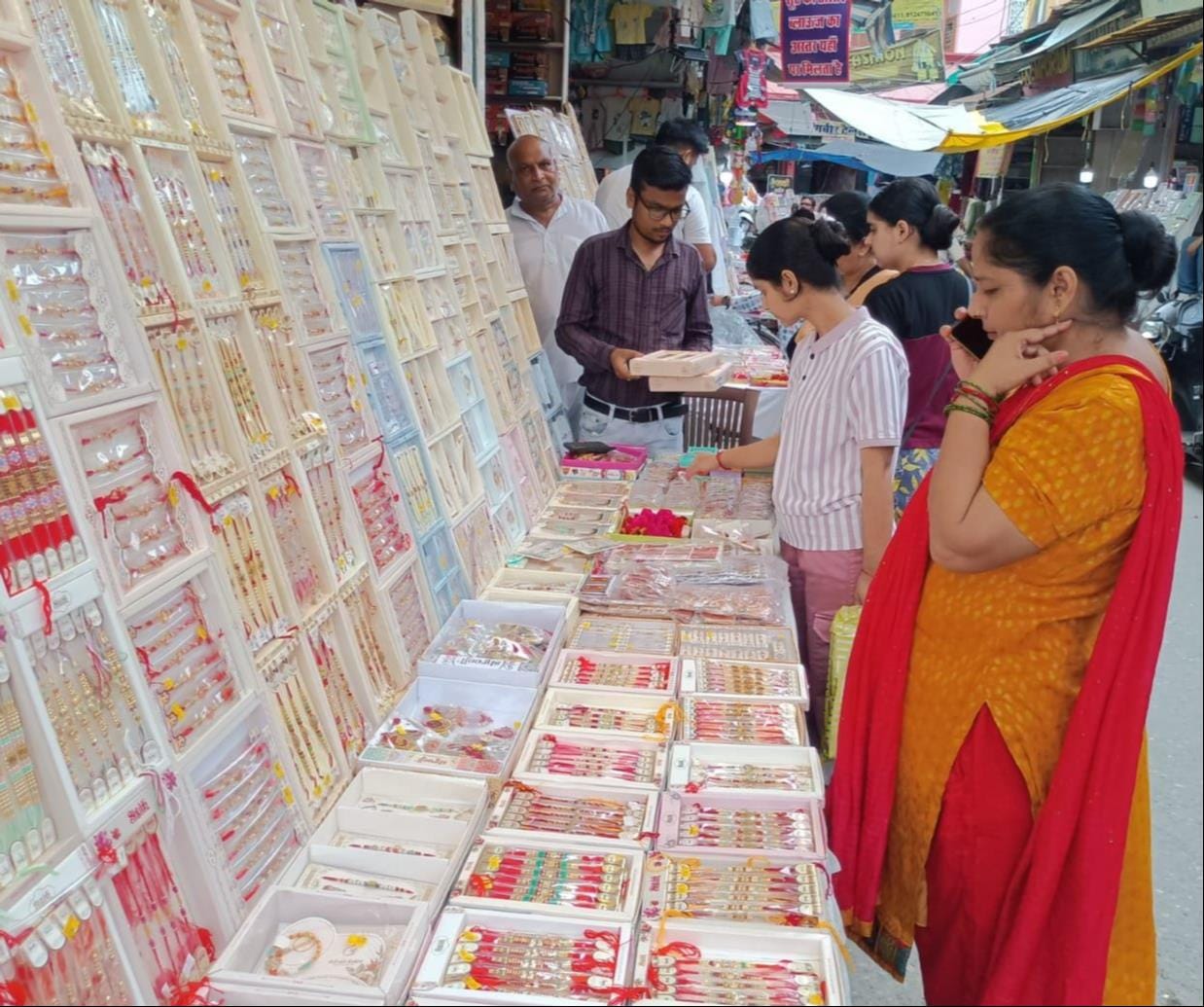 शहर के नेहरू मार्केट में राखी देखती महिला व युवती। संवाद