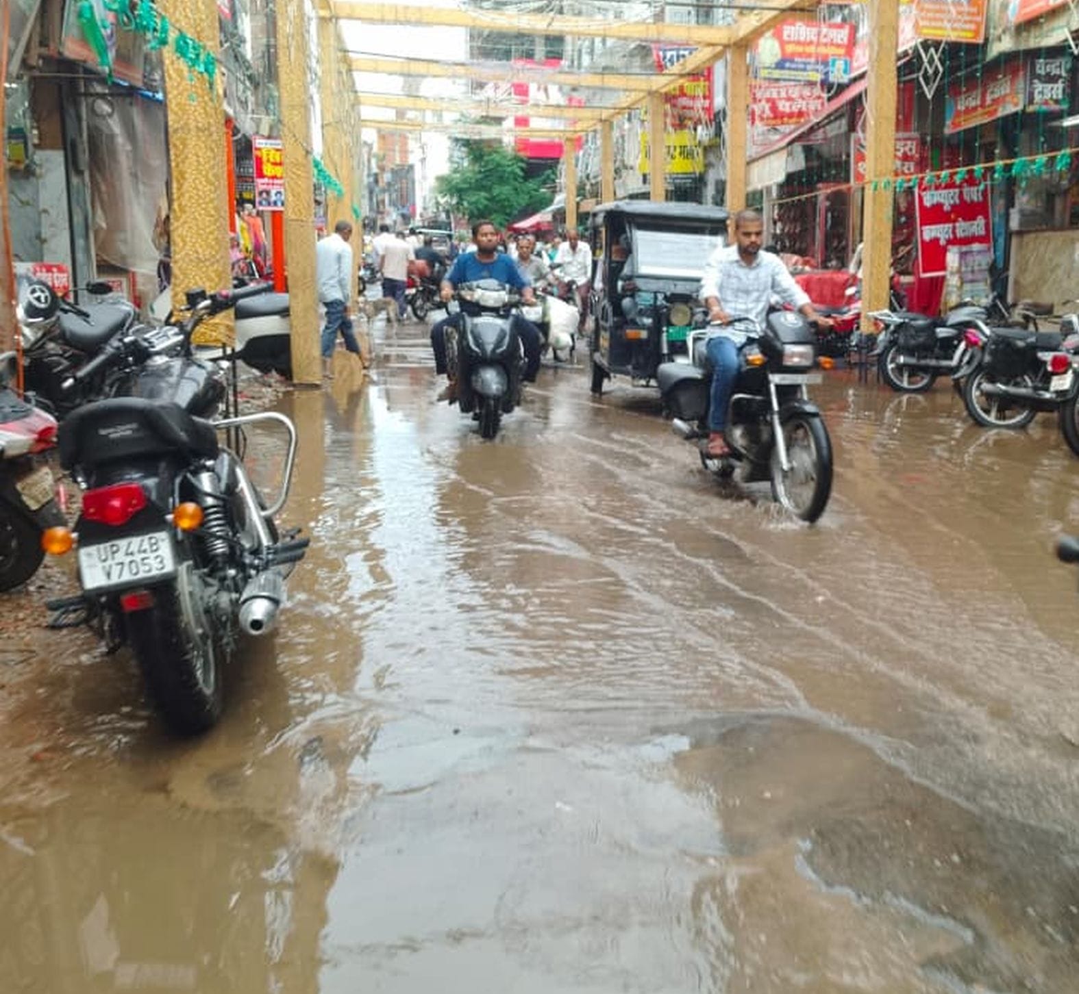 शहर में जीएन रोड पर हुआ जलभराव। संवाद
