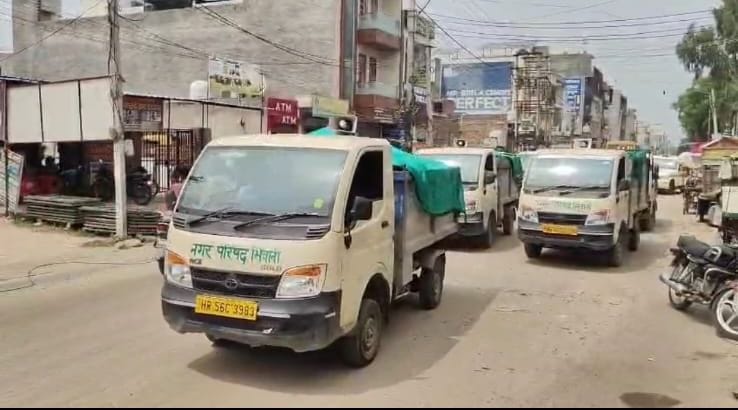 शहर में कचरा उठान के लिए जाते ऑटो टिप्पर।