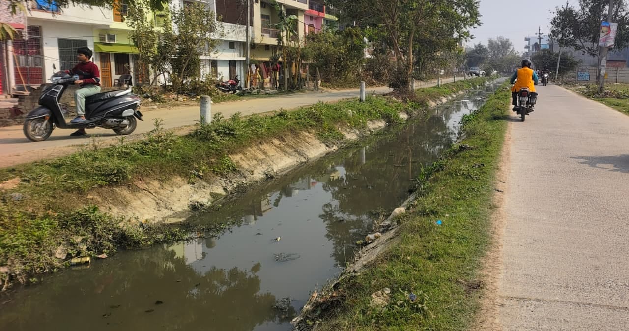 शहर से निकली नहर पटरी पर सुरक्षा के कोई इंतजाम नहीं। संवाद