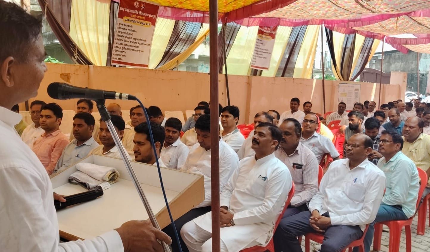 शिक्षकों के धरने का संबोधित करते मंडल प्रभारी नागेंद्र कुमार। श्रोत-संगठन