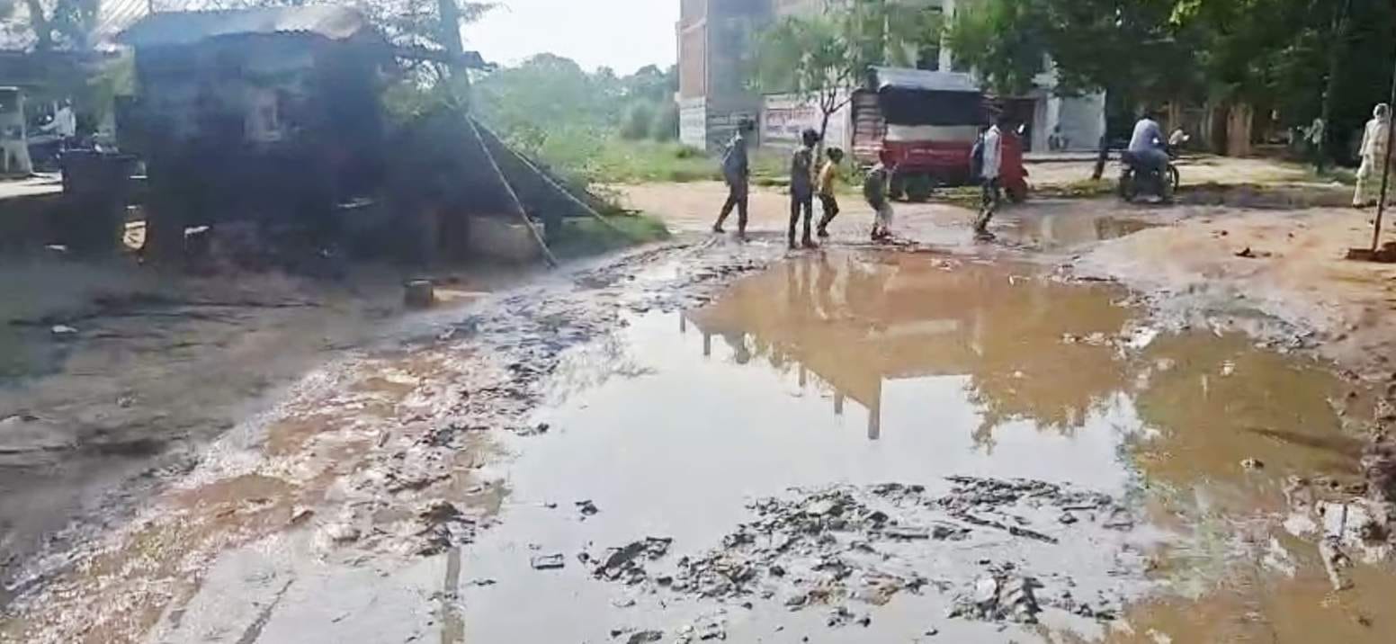 टांडाकला के मजिदहा चौराहे जाना वाला क्षतिग्रस्त मार्ग। संवाद