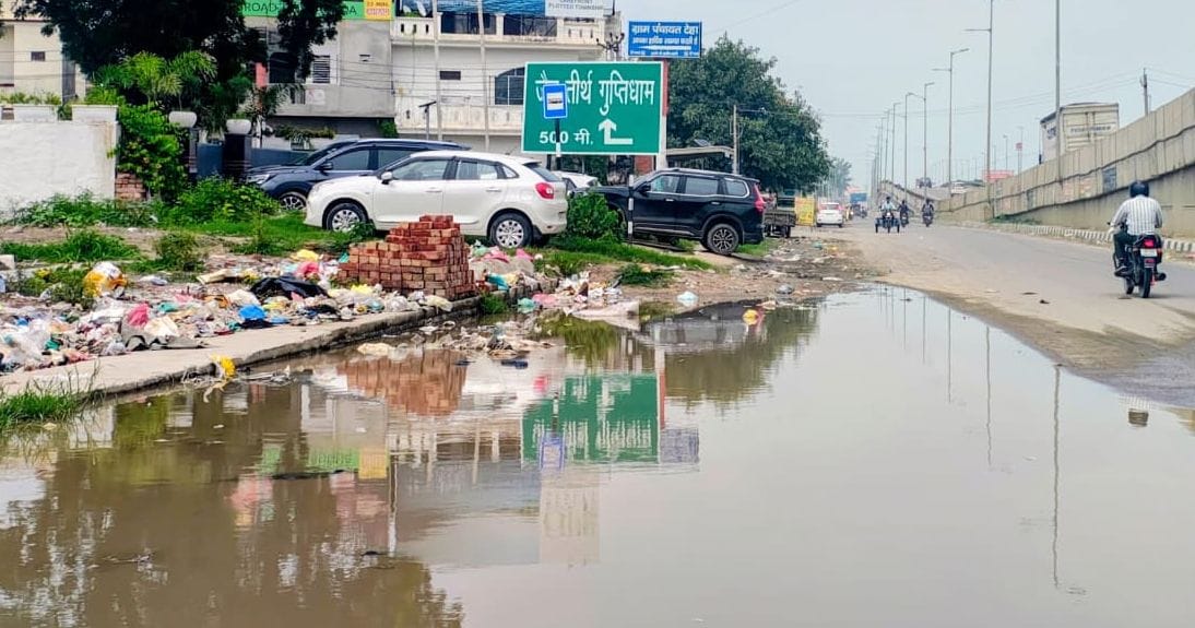 Drainage stalled in Teha; contaminated water accumulates on service road.