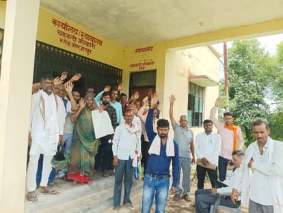 तहसील मुख्यालय लालगंज स्थित रतेह चकबंदी कार्यालय का ताला बंदकर प्रदर्शन करते काश्तकार, संवाद