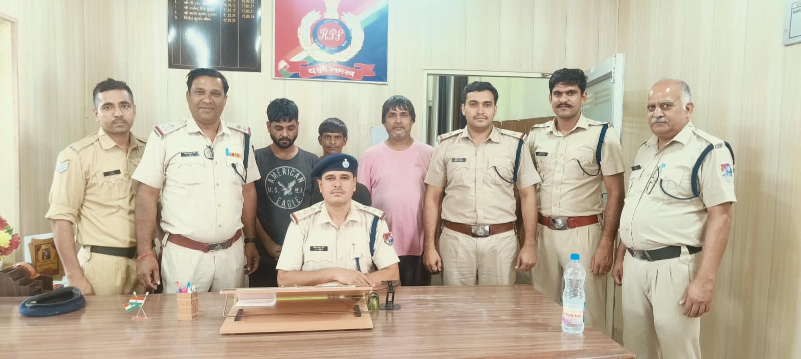 तेज चोरी के आरोपी स्टेशन मास्टर और अन्य के साथ आरपीएफ की टीम। स्रोत : सोशल मीडिया