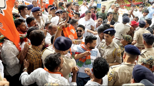 तीसरा... मंडी में उपायुक्त कार्यालय के बाहर भाजयुमो की ओर से सीएम का पुतला जलाने लेकर पुलिस व 