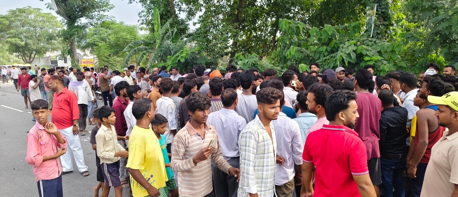 दुर्घटना के बाद माधोपुर बुजुर्ग शिव मंदिर के समीप जुटे लोगों की भीड़ । संवाद