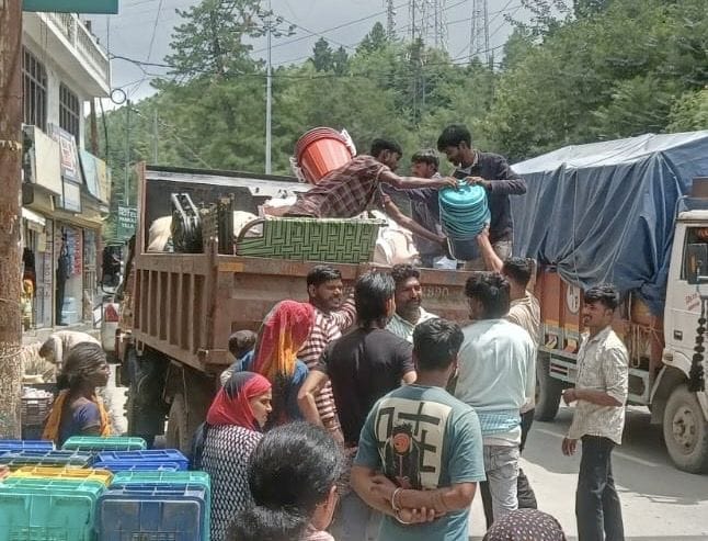 ठियोग में अवैध टैटू और अनधिकृत स्ट्रीट वेंडिंग का सामान जब्त करती संयुक्त टीम। संवाद