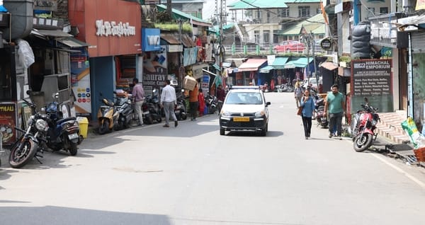 धर्मशाला के कोतवाली बाजार में पैदल चलने वालों के लिए फुटपाथ ही नहीं। अमर उजाला