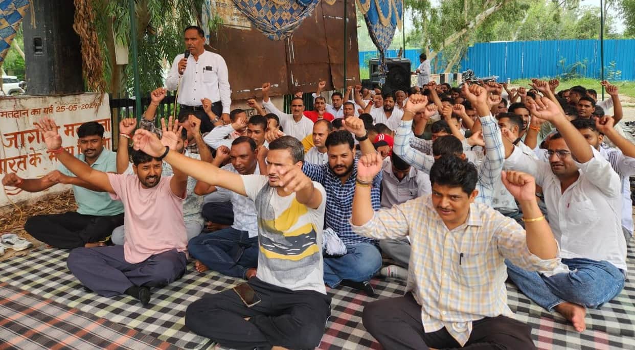 Patwari-Kanungo strike extended until the 27th; 900 cases stalled in four days.