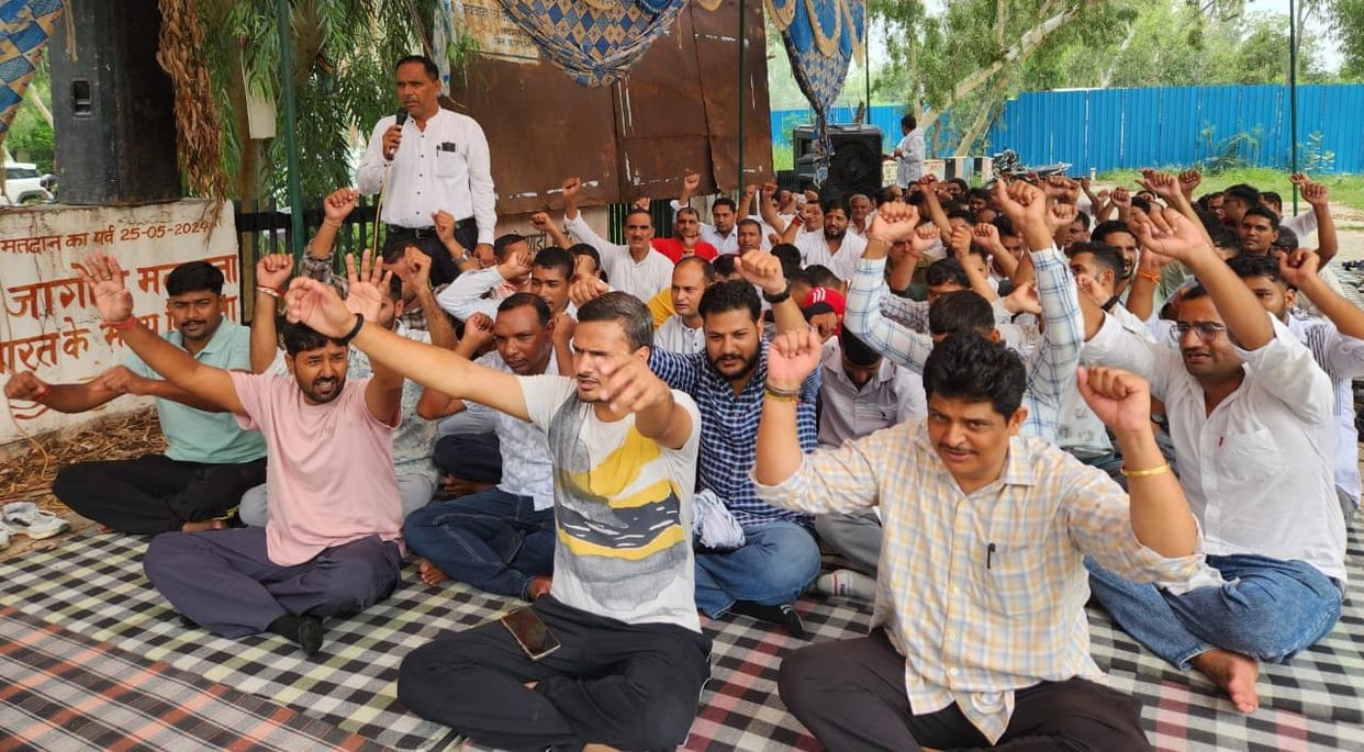 Patwari-Kanungo strike extended until the 27th; 900 cases stalled in four days.